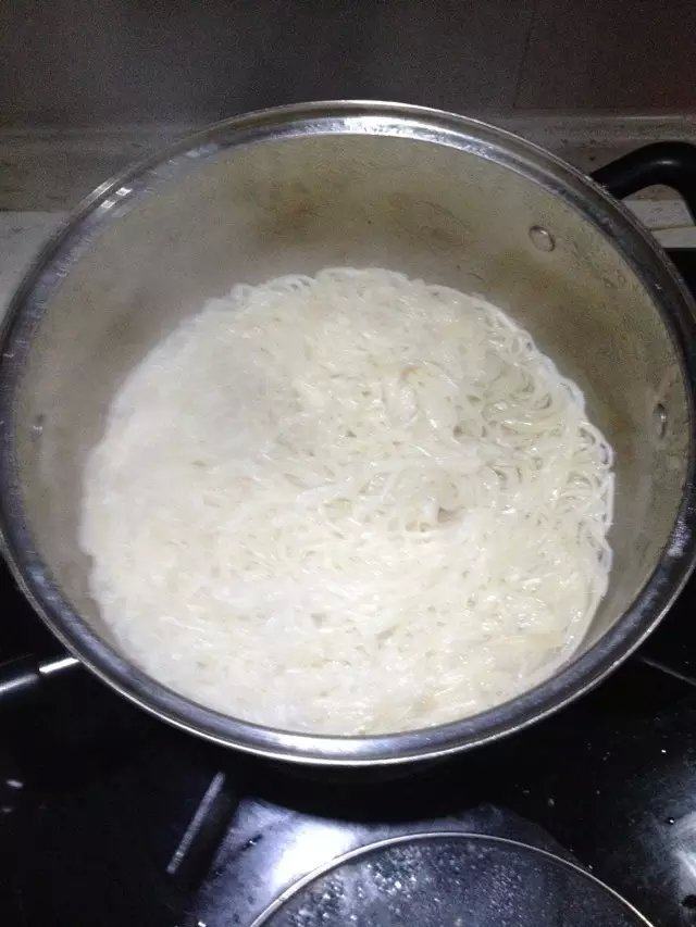 雪菜肉丝面步骤1