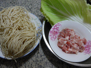 肉丝白菜炒面步骤1