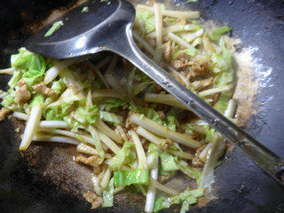 肉丝白菜炒面步骤9