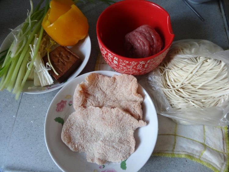 鸡块肉末面步骤1