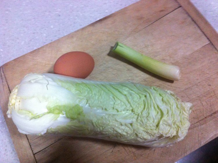 白菜鸡蛋汤面步骤1