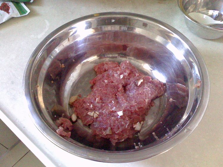 蘑菇酱肉面步骤1