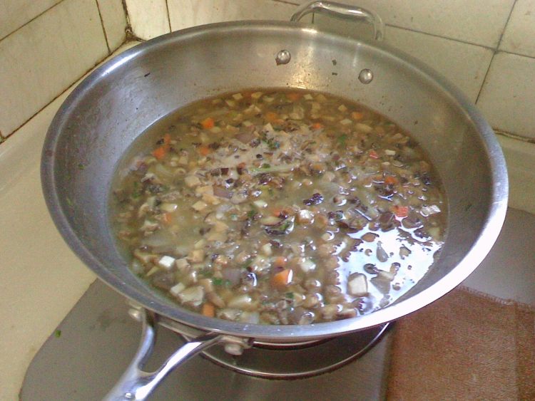 蘑菇酱肉面步骤7