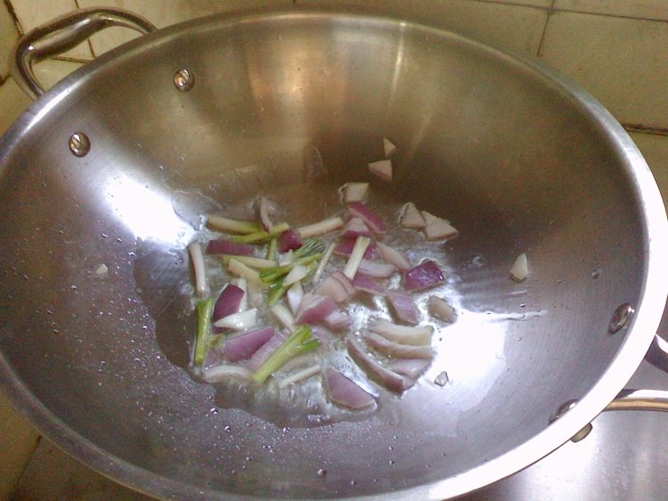 蘑菇酱肉面步骤5