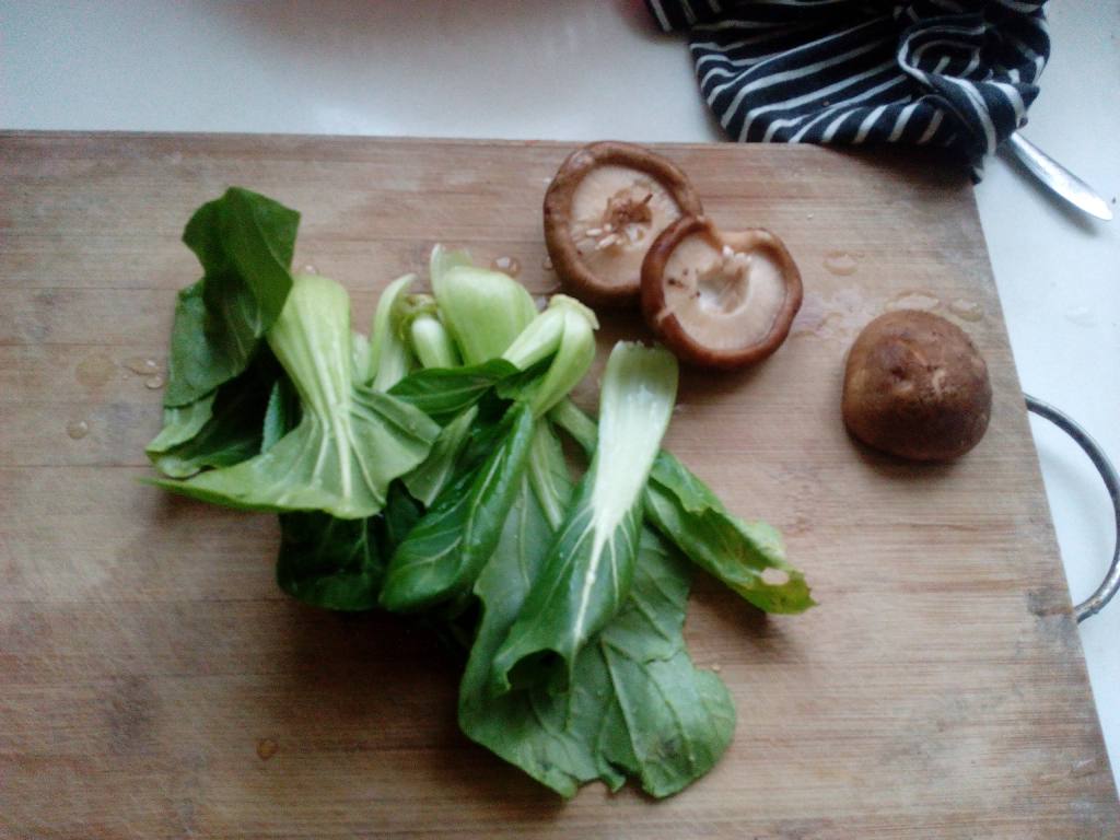 青菜香菇面步骤1