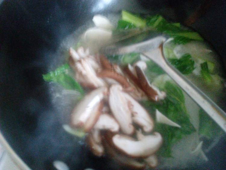 青菜香菇面步骤7