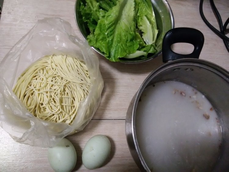骨头汤面条步骤1