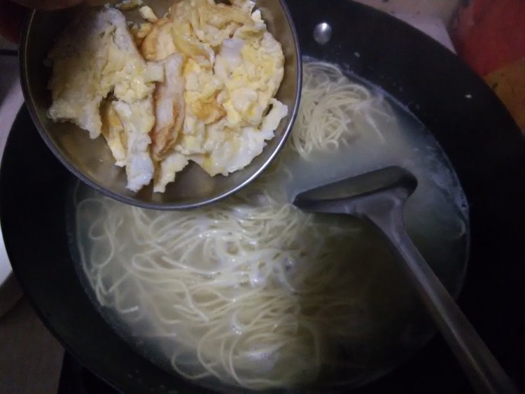 骨头汤面条步骤6