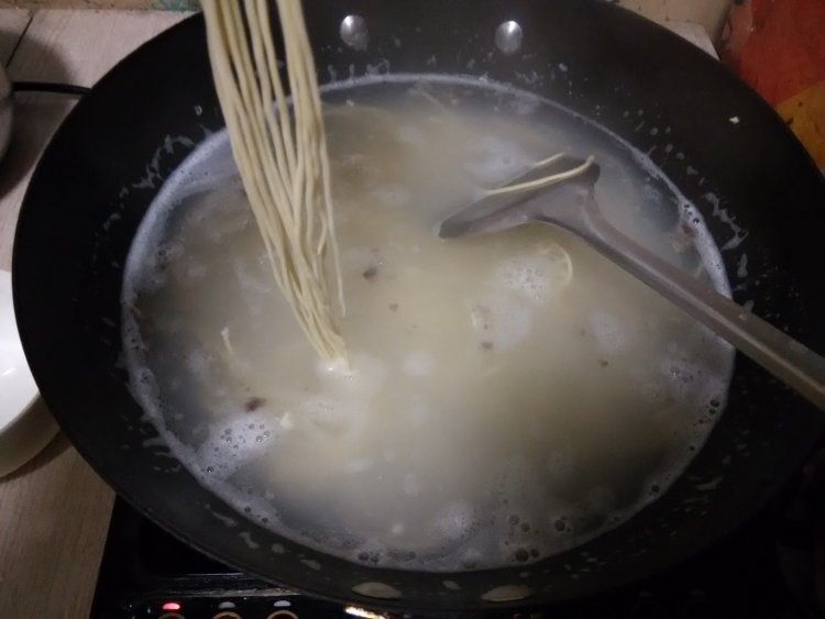 骨头汤面条步骤5