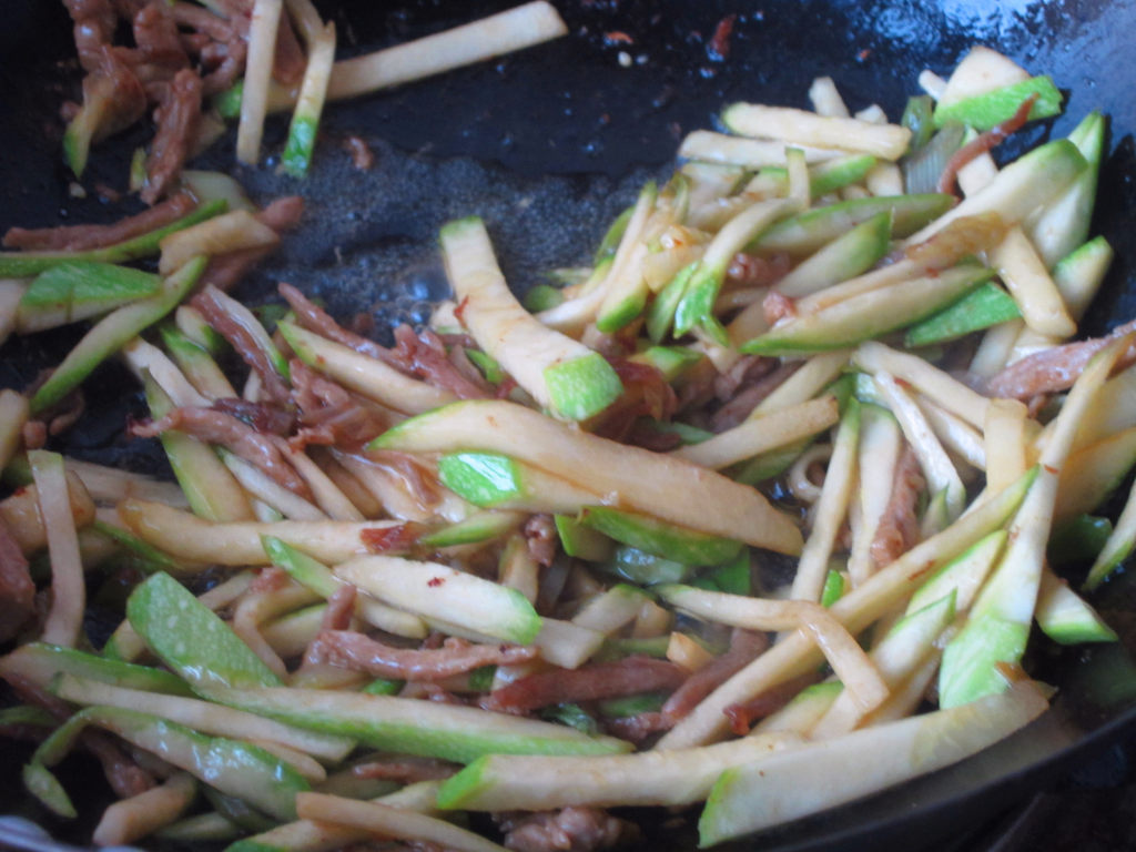 西葫芦肉丝打卤面步骤8
