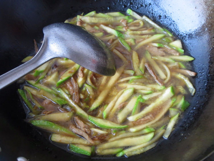 西葫芦肉丝打卤面步骤9