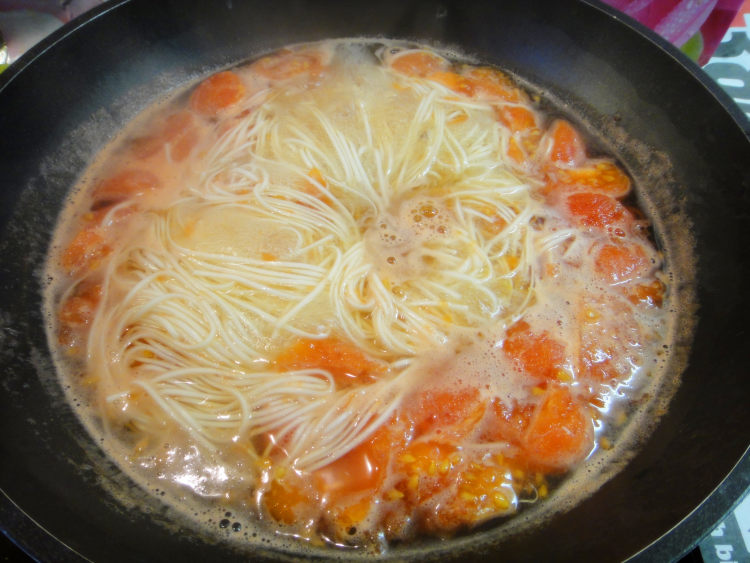 鸡蛋西红柿面条汤步骤2