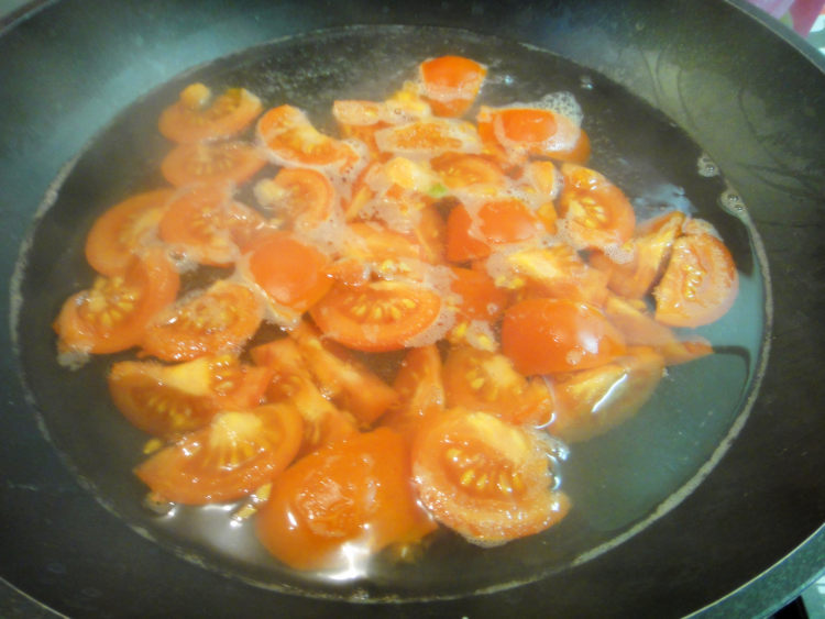 鸡蛋西红柿面条汤步骤1