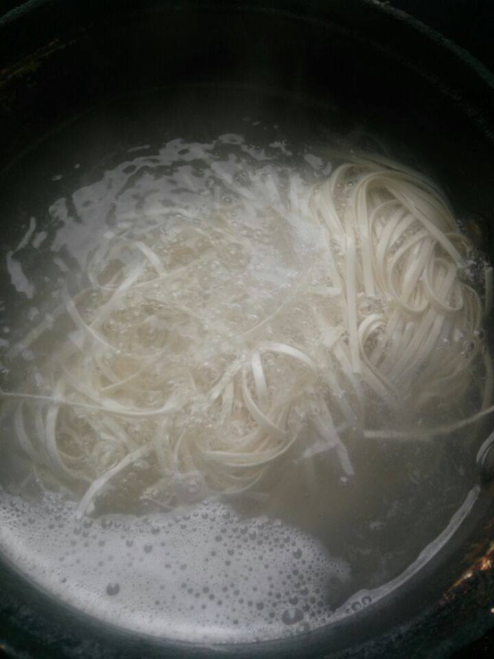 麻辣红汤面步骤1
