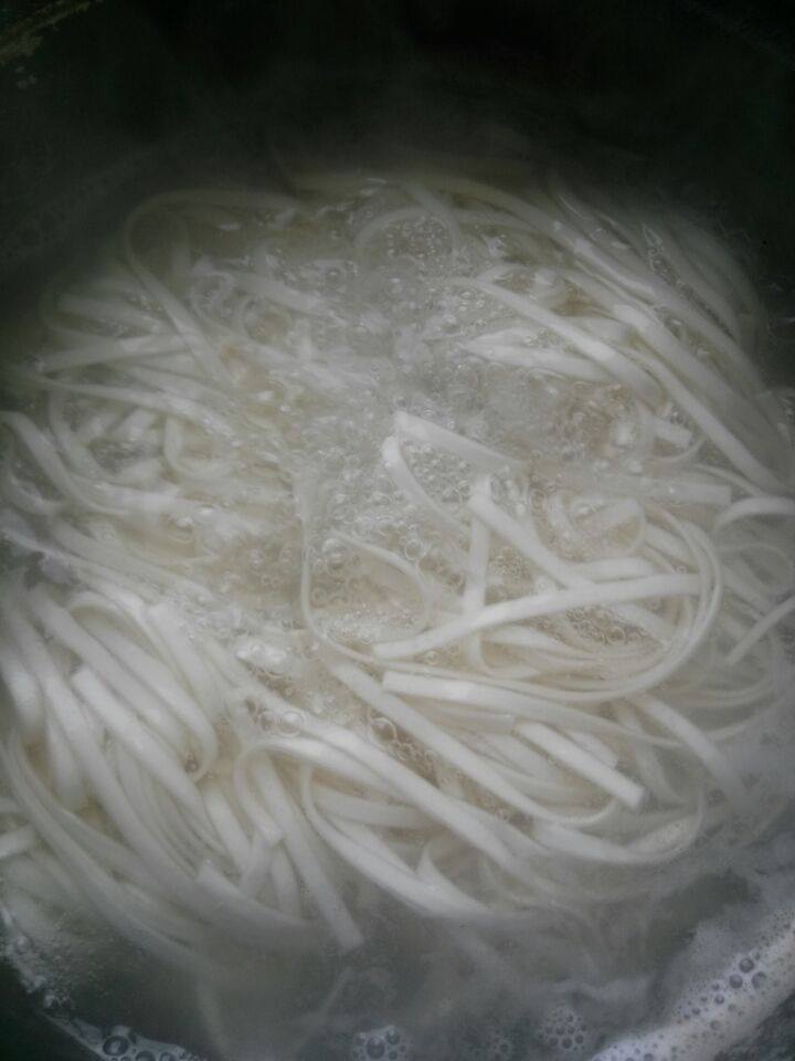 麻辣红汤面步骤5