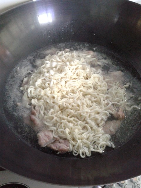 白菜猪肉汤面步骤5