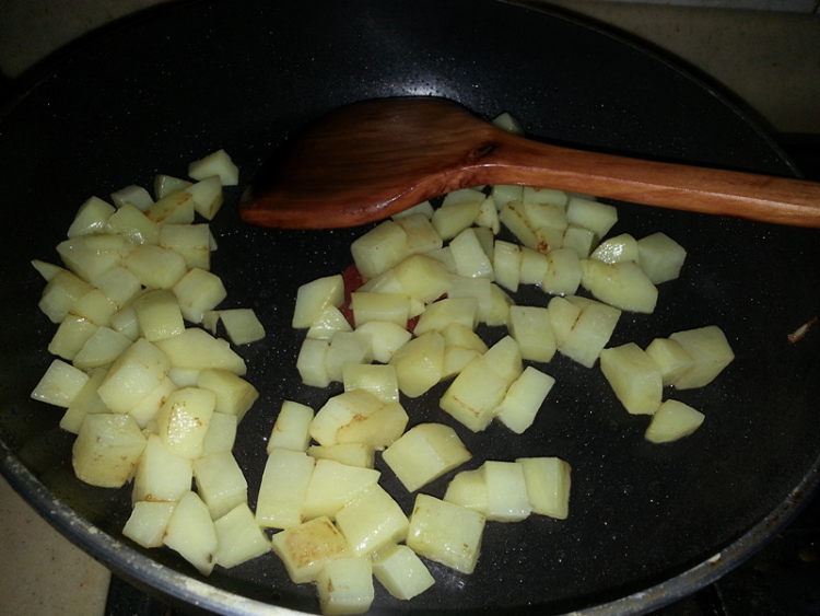 咖喱土豆拌面步骤1