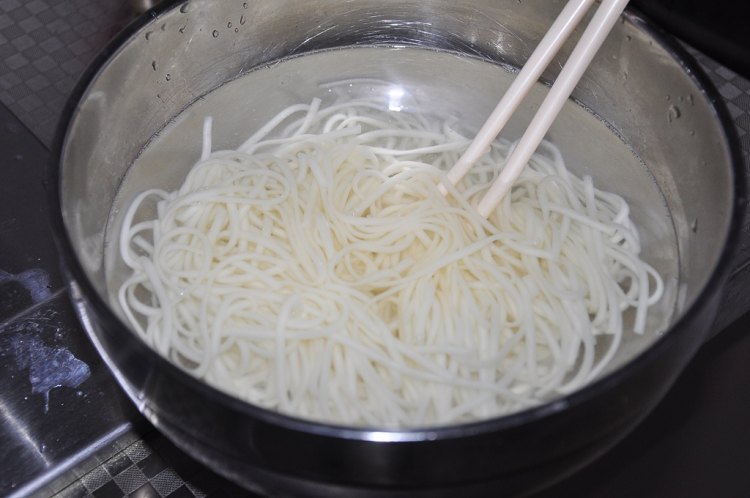 虾仁葱油面步骤3