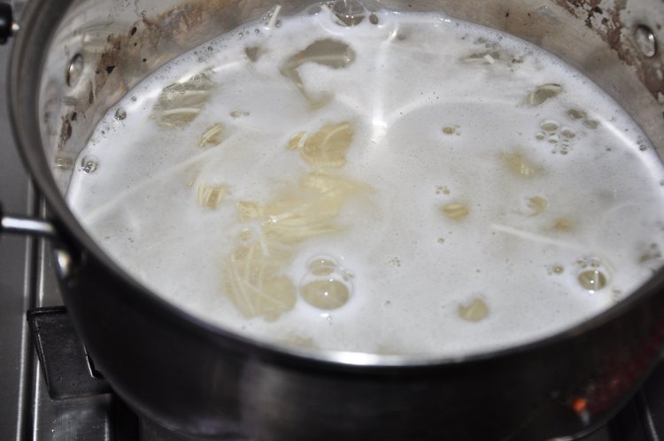 虾仁葱油面步骤2