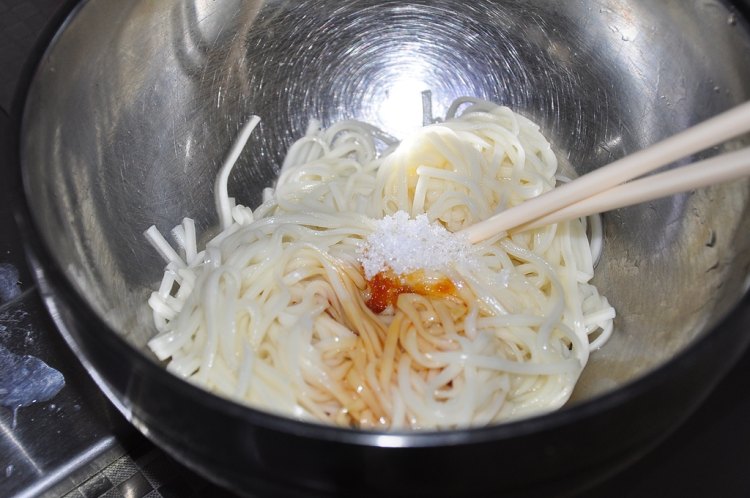 虾仁葱油面步骤4