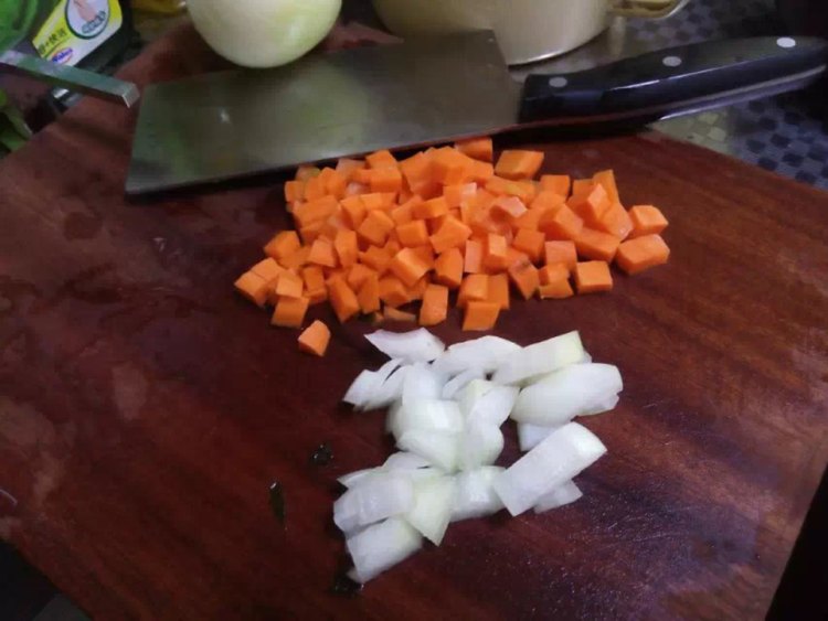 咖喱牛肉螺纹面步骤2