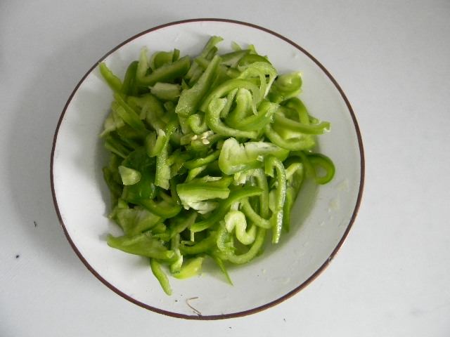 青椒肉丝炸酱面步骤2