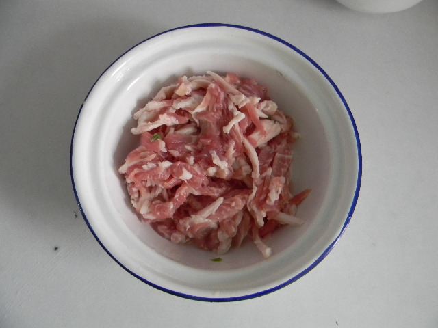 青椒肉丝炸酱面步骤1