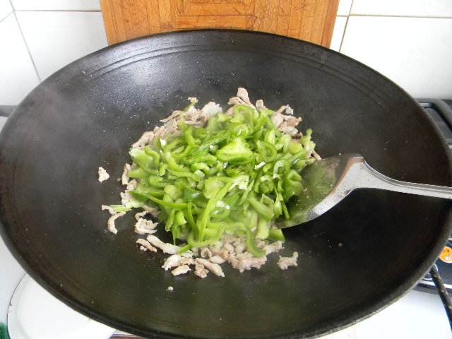 青椒肉丝炸酱面步骤5