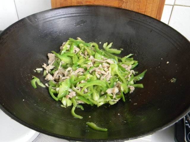 青椒肉丝炸酱面步骤6