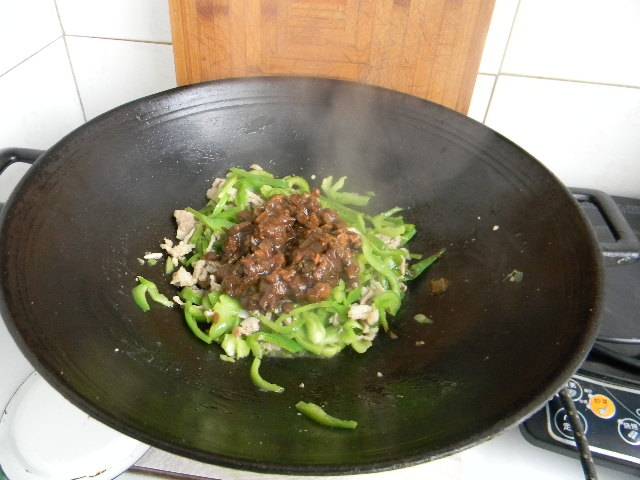 青椒肉丝炸酱面步骤7