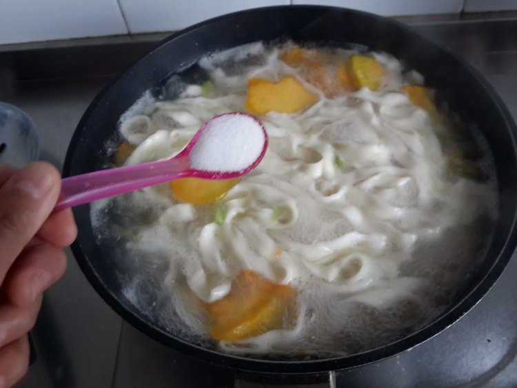 南瓜油菜汤面步骤6
