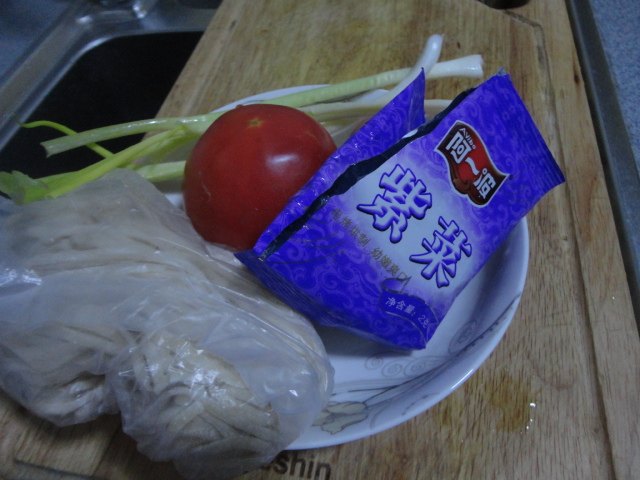 西红柿面条汤步骤1