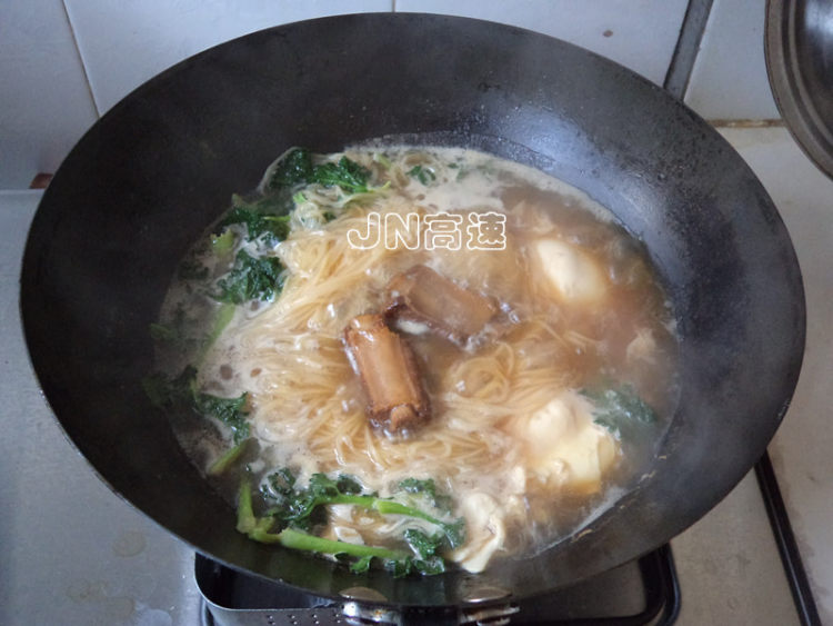 排骨青菜荷包蛋面步骤9
