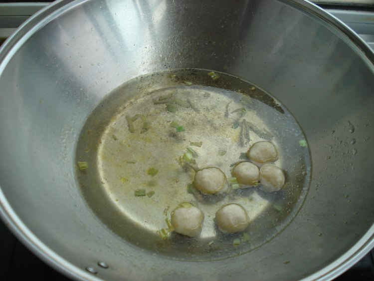 鲜虾鱼丸面步骤3