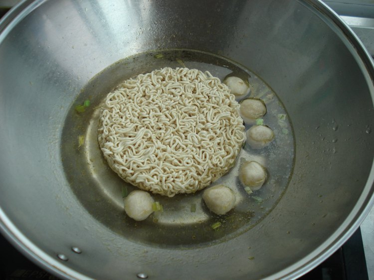 鲜虾鱼丸面步骤4