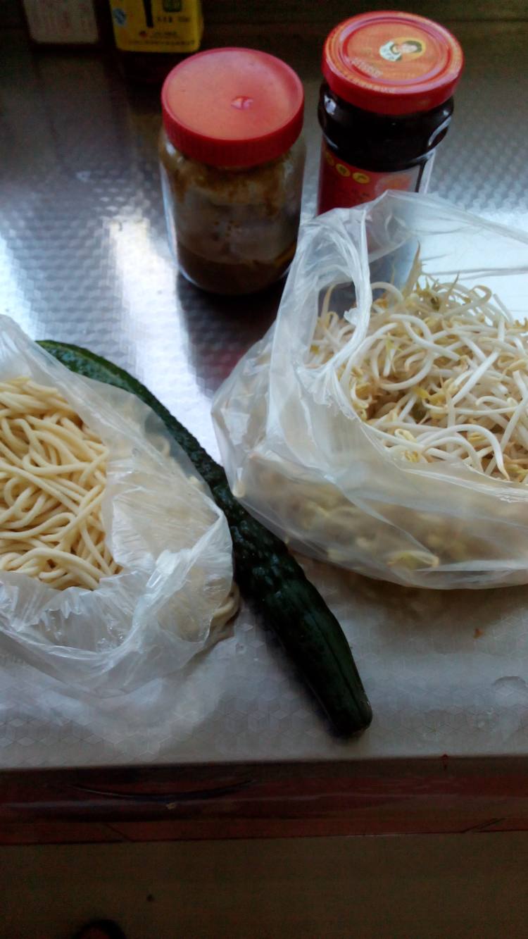 麻酱鸡丝凉面步骤1