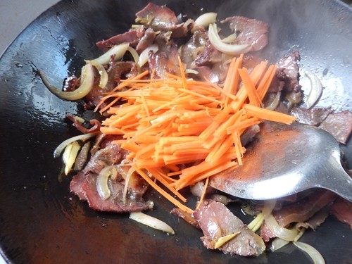 胡萝卜牛肉炒面步骤10