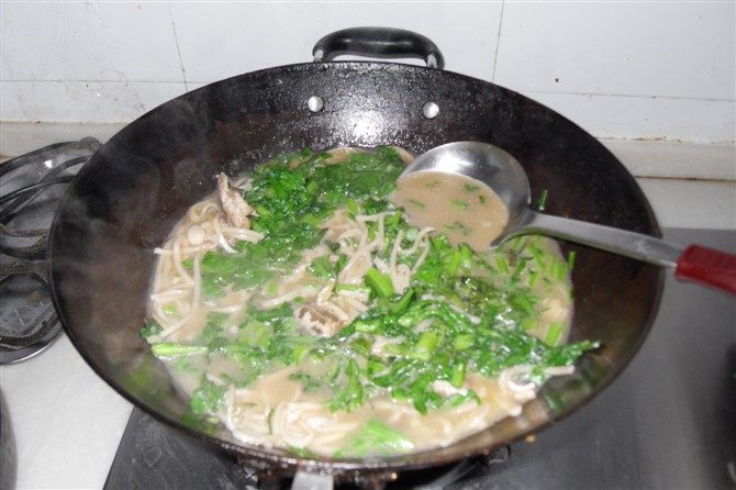 茼蒿鱼面条步骤5