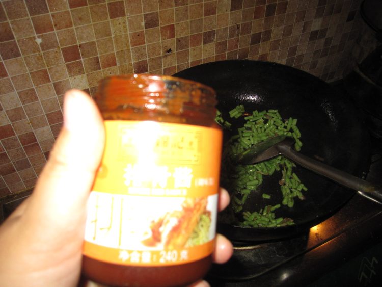 排骨酱虾面条步骤5