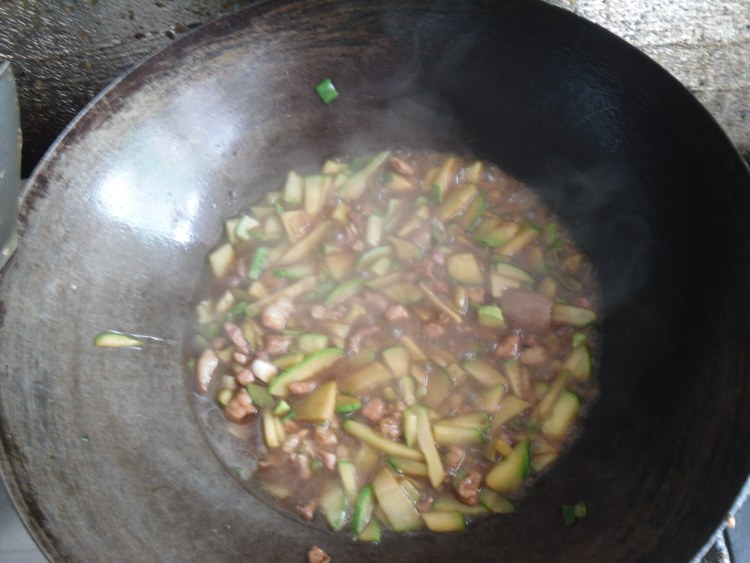 黄瓜肉丁凉面步骤11
