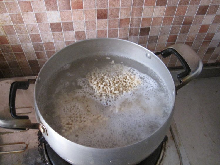 洋葱茄汁拌面步骤2
