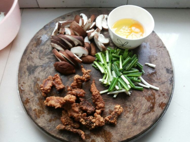 酥肉香菇面步骤1