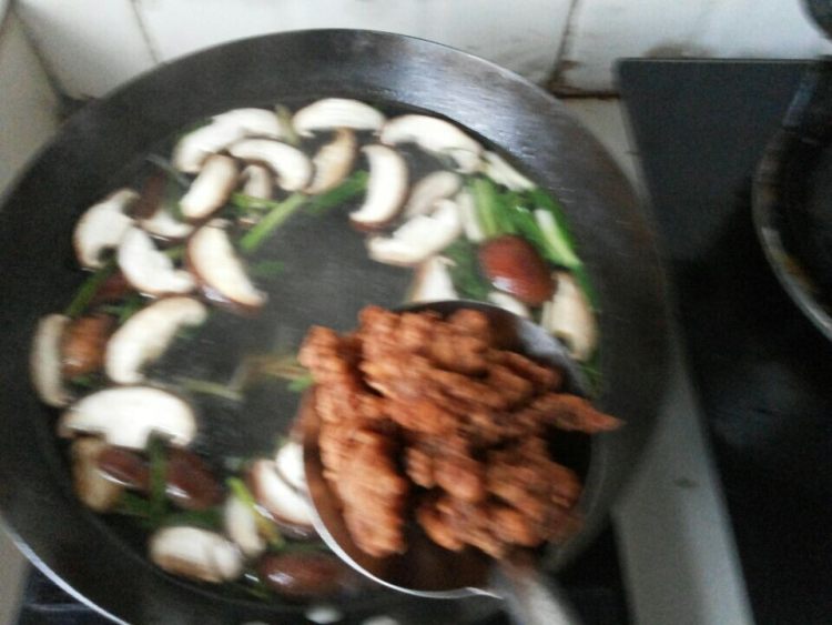 酥肉香菇面步骤7