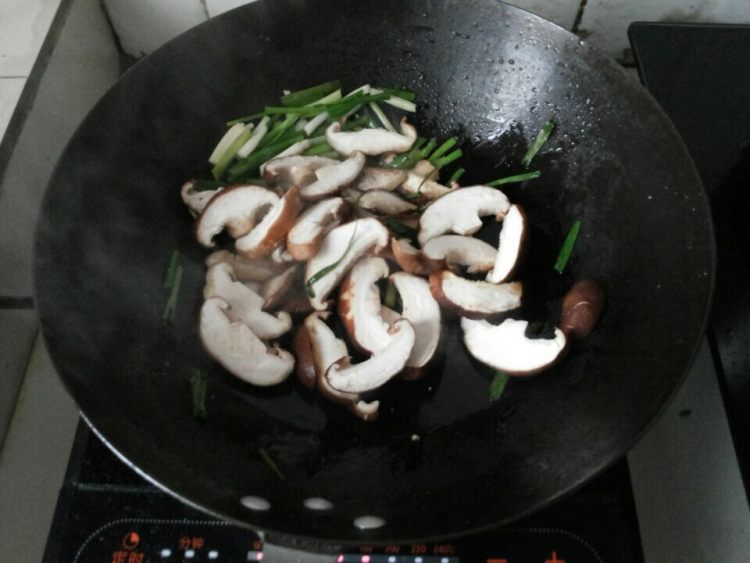 酥肉香菇面步骤5
