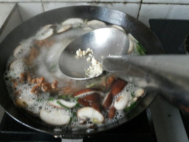 酥肉香菇面步骤8