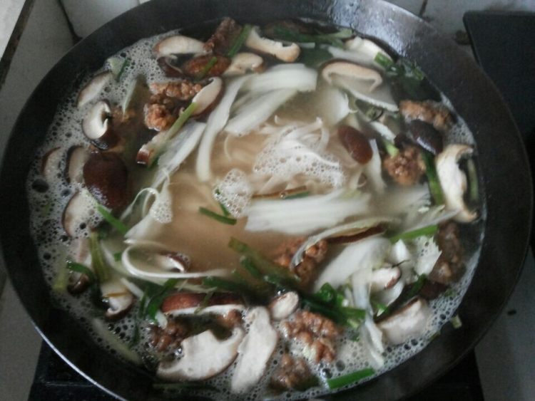酥肉香菇面步骤9