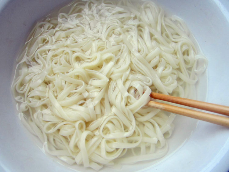 麻辣肉丝凉面步骤1