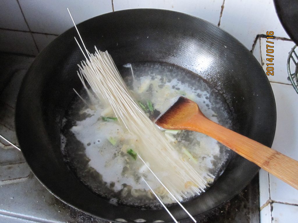 虾皮煮面步骤7