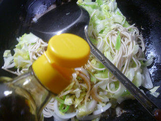 洋葱圆白菜炒面步骤11