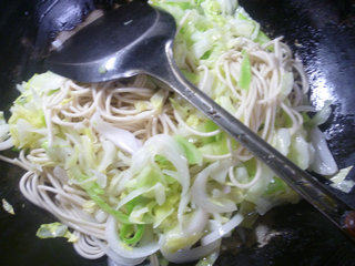 洋葱圆白菜炒面步骤10